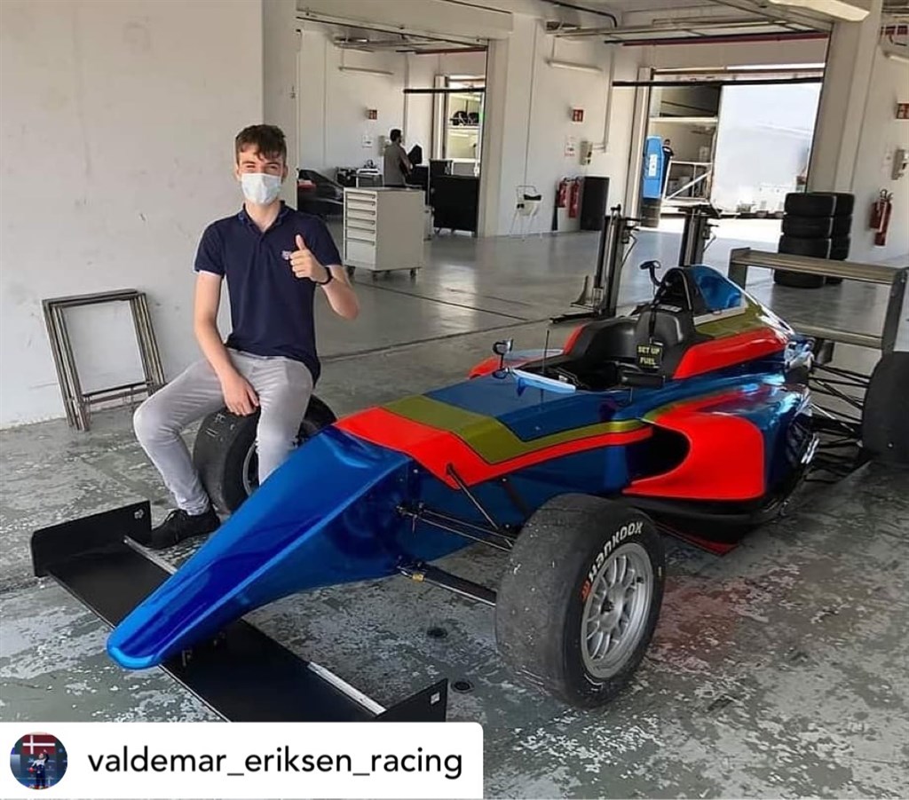 Valdemar ved sin F4-racer i FA